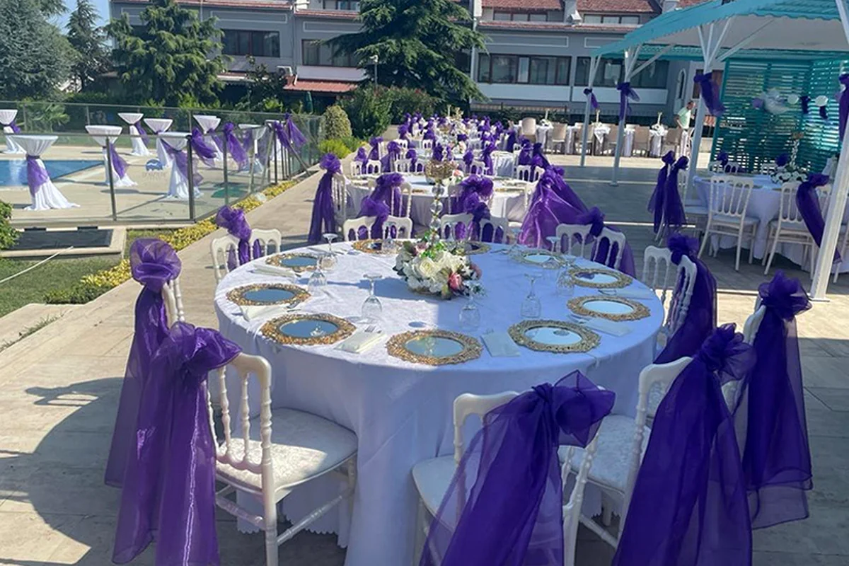 Açık alanda mezuniyet masa sandalye kurulumu