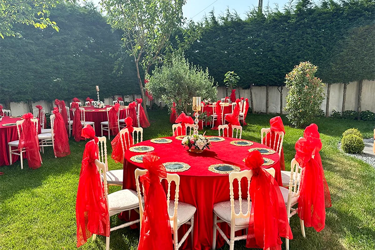 Bahçede kırmızı konsept mezuniyet masa sandalye düzeni