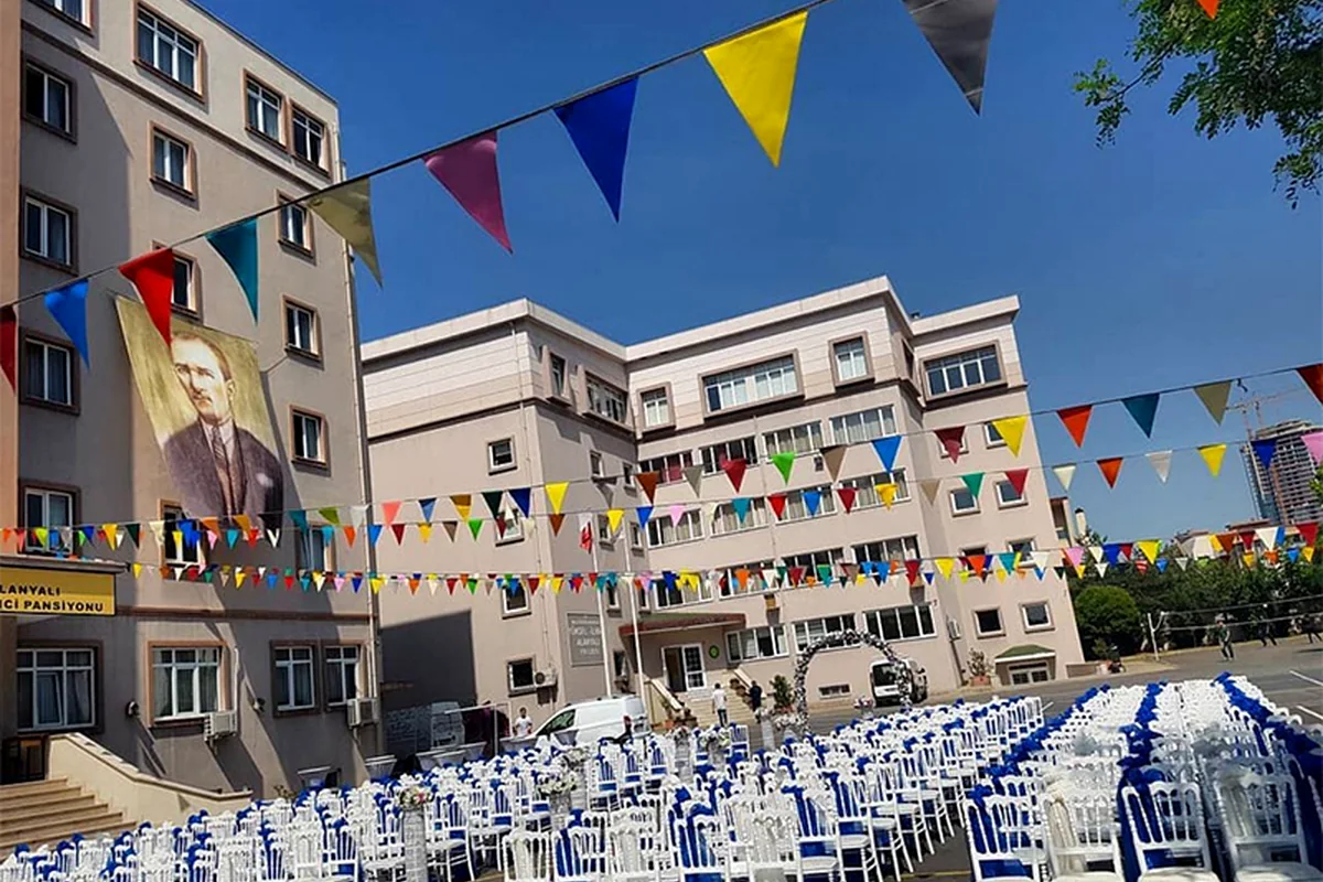 Okul bahçesinde mezuniyet balosu oturma düzeni