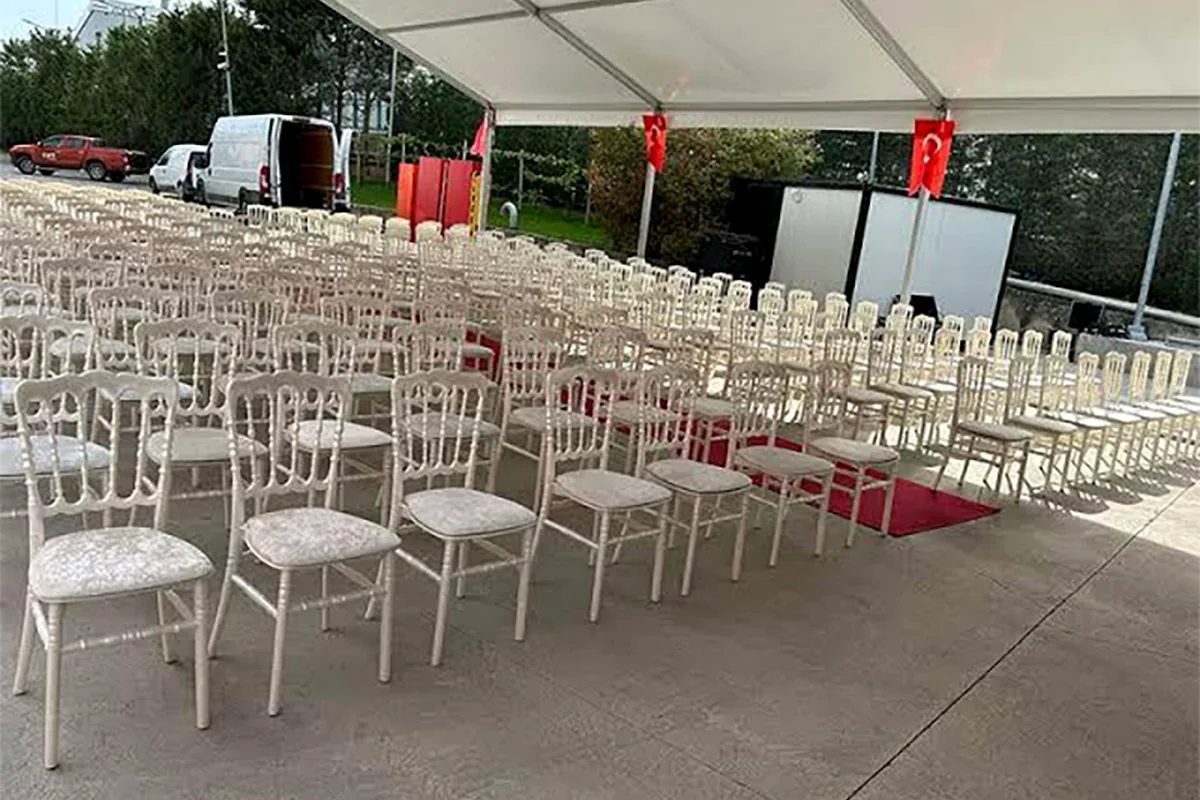 Çadır altında okul mezuniyet töreni sandalye kurulumu